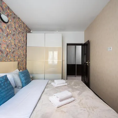 Park Praski 2-bedroom By Bookinghost
