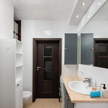 Park Praski 2-bedroom By Bookinghost Lägenhet