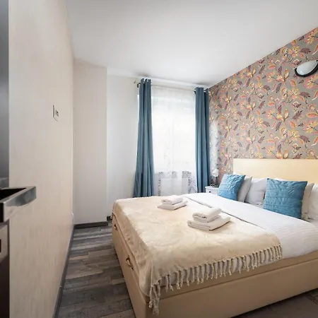 Park Praski 2-bedroom By Bookinghost Lägenhet